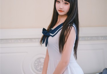 海角论坛速报：沙滩狂欢后疑似情侣同框，互动间流露秘密情感，沙滩一角