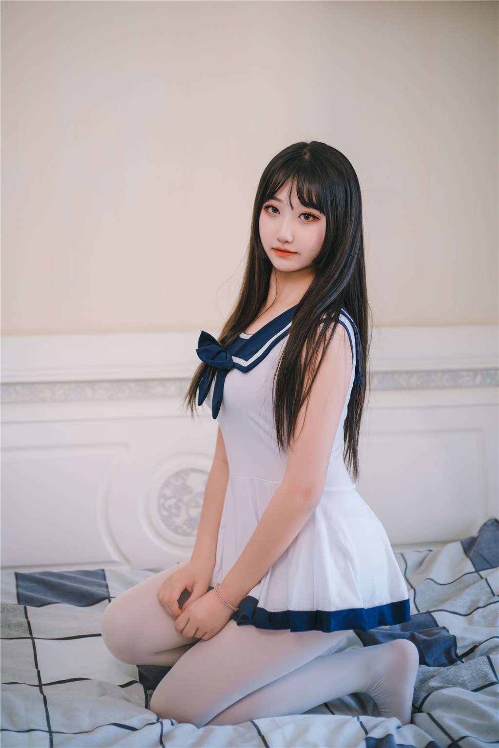 海角论坛速报：沙滩狂欢后疑似情侣同框，互动间流露秘密情感，沙滩一角